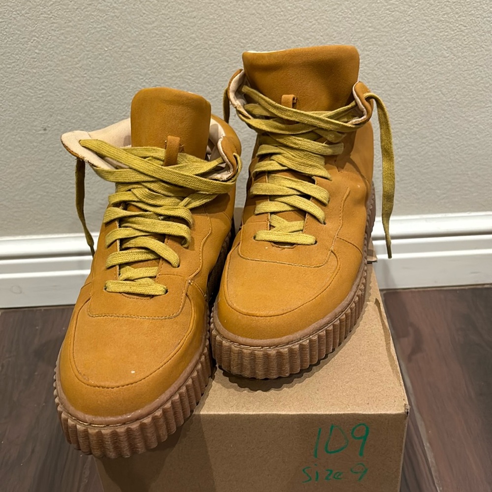 Tan boot sneakers size 9 women